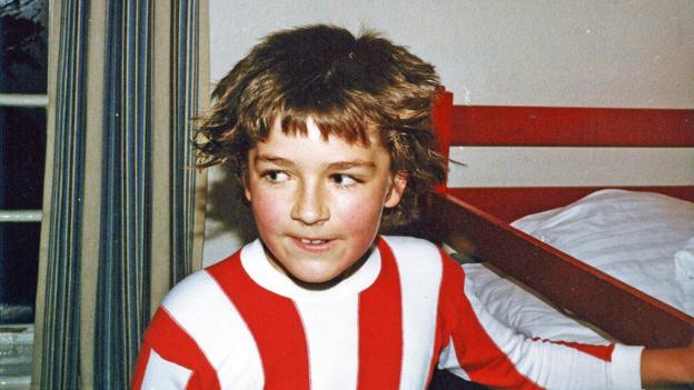9-årige André Rogaczewski i AaB-trøje i sit barndomshjem på Fyrkildevej i Aalborg Øst. Privatfoto fra 1977