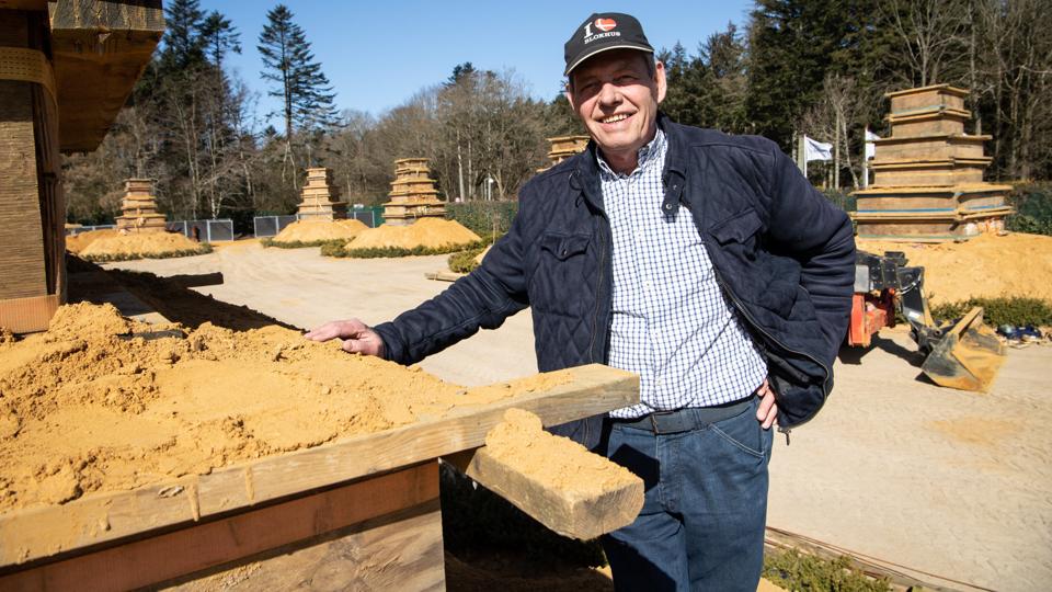 Direktør John Andersen har haft tralvt i dagene op til påske med at få bygget sandkasser og lavet kontrakter til de udenlandske kunstnere, der gerne skulle ankomme i næste uge.