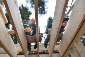 Alexander og Torben bygger ti meter over skovbunden: To nye trætop-hytter er på vej i Himmerland