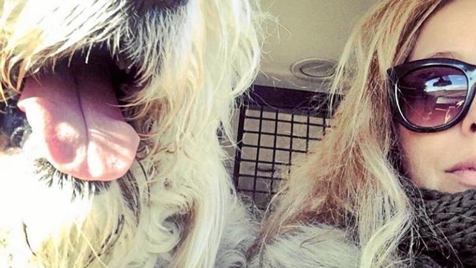 Restauratør Helen Jensen med hunden Elvis - hendes skelet er bygget af to helt særlige retter fra lokale leverandører.