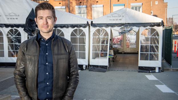 Kasper Svendsen Juhl ved teltene foran pandemi-afsnittet på Aalborg Universitetshospital, hvor folk bliver testet. Foto: Peter Broen <i>Foto: Peter Broen</i>