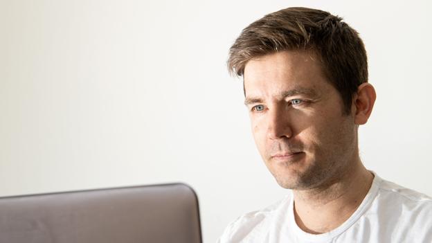 Efter at have været i karantæne i kælderen i familiens hus er Kasper Svendsen Juhl nu rask og i fuld gang med arbejdet igen. Foto: Peter Broen <i>Foto: Peter Broen</i>