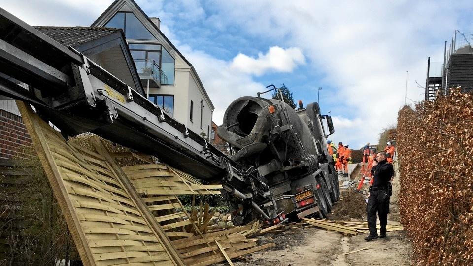 En betonlastbil trillede tirsdag 31. marts om formiddagen førerløs ned ad en bakke i et villakvarter i Hobro. Privatfoto