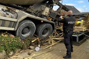 Førerløs lastbil med beton slog plankeværk til pindebrænde - 72-årig fik et kæmpe chok