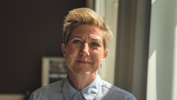 - Jeg har lige talt med en skoleleder, som tager kontakt til den lokale præst, for at høre om de kunne låne lokaler der. Det er det med, at tage aller muligheder i brug for at få spredt børnene, men samtidig skal de jo også undervises. Det hele afhænger af hvilke retningslinjer sundhedsstyrelsen kommer ud med, siger Dorte Andreas, næstformand for Skolelederforeningen. Pressefoto