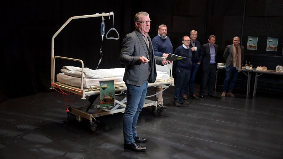 Teaterdirektør Lars Sennels ( i forgrunden) og samarbejdspartnerne præsenterede Sygt sundt teater projektet på Vendsyssel Teater tirsdag. Foto: Henrik Lois