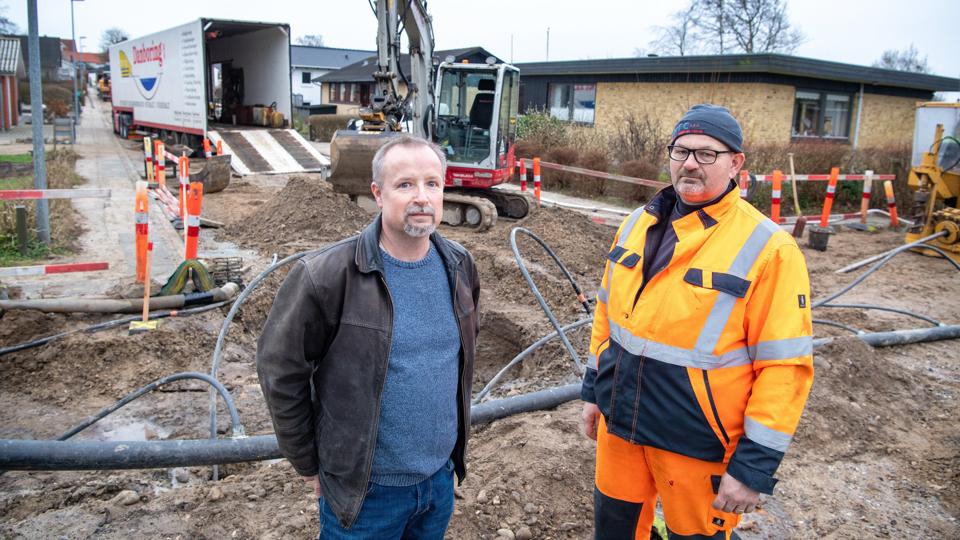 Nu afsluttes den første etape af kloakeringen i Sindal. Administrationschef Ole Madsen (tv) og formand ved Sejlstrup Carsten Christensen håber folk vil have forståelse for de udfordringer de møder. Der er nye etaper i vente i 2020 og 2021 i Sindal. Foto : Bente Poder