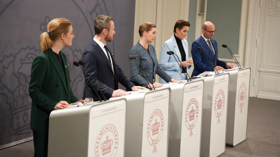 Danmark har kunnet navigere i at stå uden for dele af forsvarsområdet i EU, men med invasionen af Ukraine er det vigtigt at vise, at Danmark indgår i forsvarssamarbejde uden forbehold, mener statsminister Mette Frederiksen (S). <i>Emil Helms/Ritzau Scanpix</i>