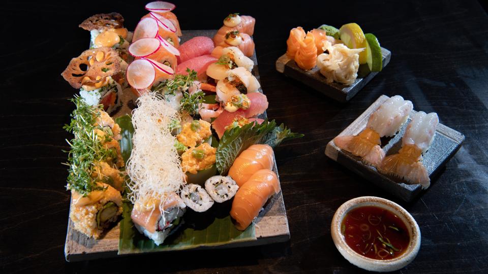 Øjnene er det første, der bliver forkælet ved et besøg på Karma Sushi. Men både smag og konsistens bidrager med ligeså store oplevelser. Vores anmelder har aldrig smagt bedre sushi i Nordjylland.