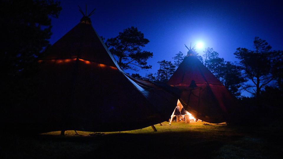 For første gang inviterede Foreningen for Vildmarksoplevelser til Nytårskur fredag aften. Det foregik i tipien, som var sat op et stenkast fra Lodbjerg Fyr. Det var en stille aften, så kulissen var helt perfekt.