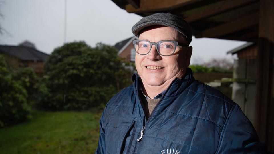 Efter 52 års hjælpsomhed, hvoraf de 39 har været hos Tøjeksperten i Farsø, nyder Jens Røschmann at have fået mere tid til haven. Helt sluppet arbejdslivet har hverken hustruen Lone eller han dog. Foto: Bente Poder