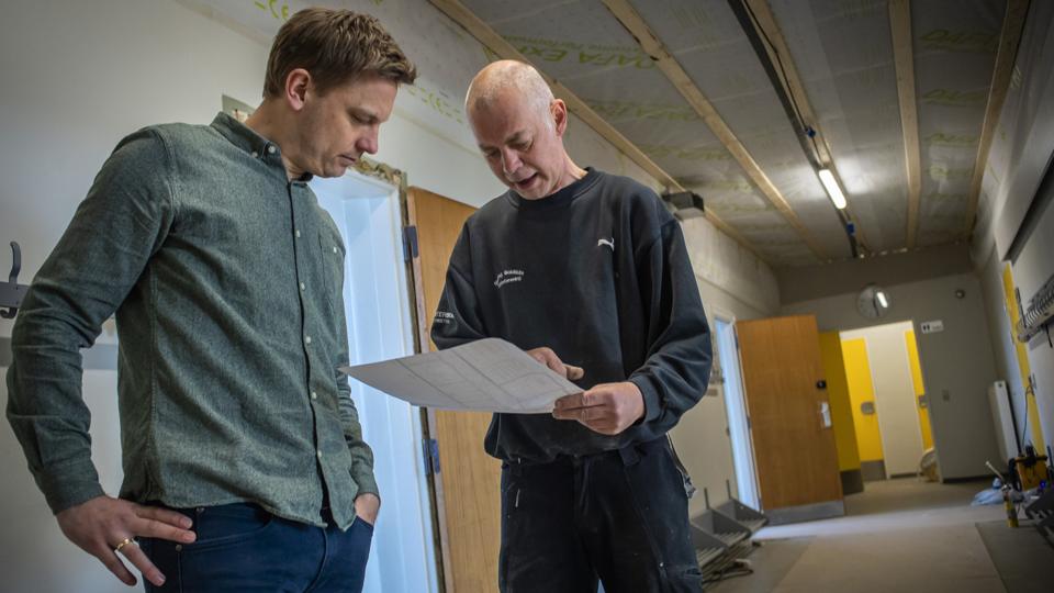 Afdelingen, hvor mellemtrinnet hører hjemme på Sjørring Skole, bliver renoveret. Oprindeligt var det planen, at arbejdet skulle foregå i juni- juli måned. Det er blevet rykket frem, så man udnytter de ufrivillige lukkedage. På billedet ses skoleleder Morten Krabbe sammen med Jens Mathias Jensen, der er teknisk serviceleder.