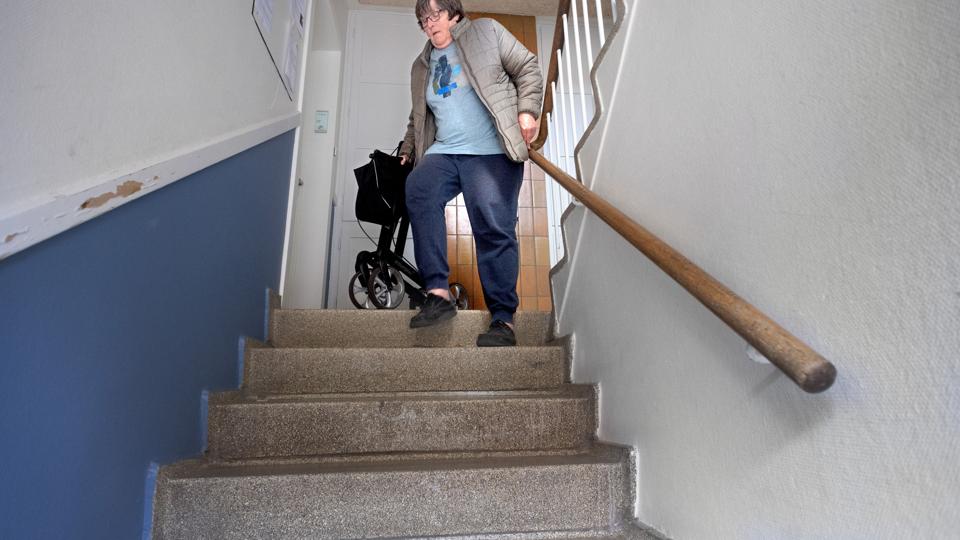 Selvom der kun er få trappetrin op til Anne ;Mette Rasmussens lejlighed i stueplan er det en udfordring for hende. Foto: Torben Hansen