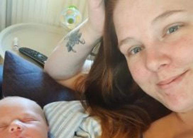 Line Skov Winther med sin nyfødte søn. - Jeg håber, at andre gravide kvinder kan få lagt en dæmper på deres bekymringer ved at høre, at tingene stadig foregår normalt på fødegangen, siger hun.