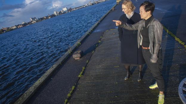 Cathrine Borg og Louise Ladefoged arbejder med at få de bløde perspektiver ind i noget, der er meget konkret, nemlig planen for den fysiske udvikling af kommunen. Foto: Martin Damgård
