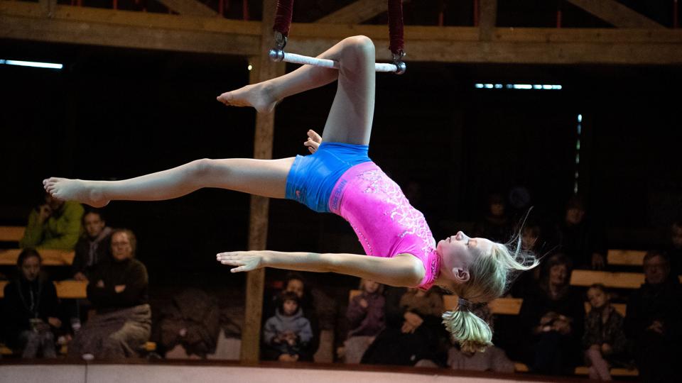 Det ser vildt ud, når Nynne Hulsig Samuelsen balancerer og klatrer i sin trapez som her i Cirkus Miehes gamle ridehus i Rold, hvor hun optrådte torsdag eftermiddag. Foto: Henrik Louis