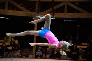13-årige Nynne turnerer landet rundt som cirkusprinsesse: - Du kan være lige, hvem du vil i manegen
