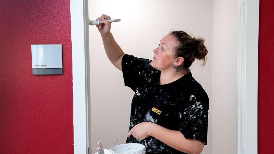 - Malerarbejde slider på kroppen, siger Theresa Helbo. Foto: Lars Pauli <i>Foto: Lars Pauli</i>