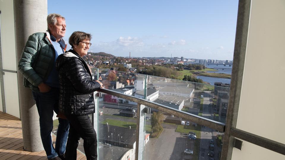Kulturbroen med hurtig adgang til Aalborg spillede en stor rolle, da Bruno og Vibeke Madsen købte lejlighed på 12. etage i Horisonten. Kom med på rundvisning i videoklip.  Foto: Bente Poder