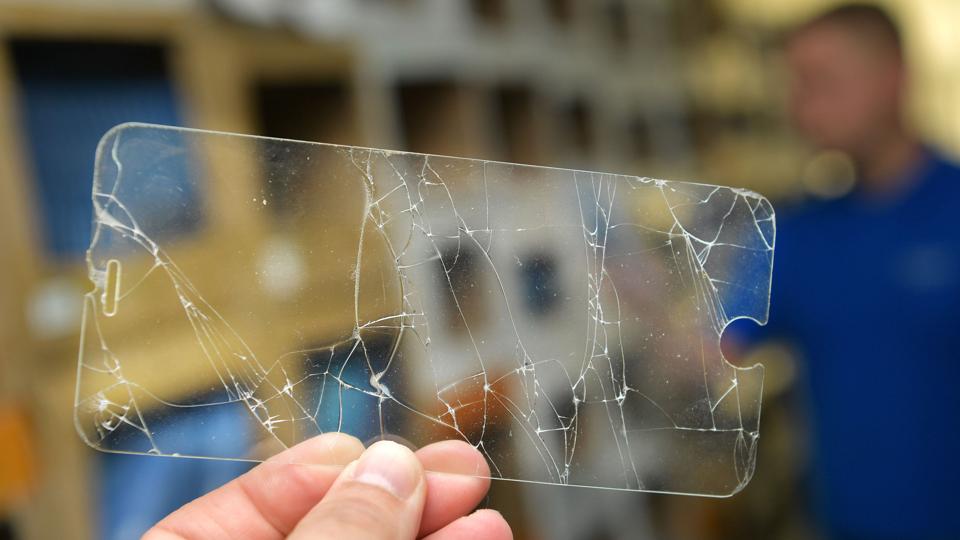 Dette lille stykke gennemsigtige materiale, som er et beskyttelseslag til mobiltelefonskærme, er hele stridens kerne. Foto: Claus Søndberg <i>Claus Søndberg</i>