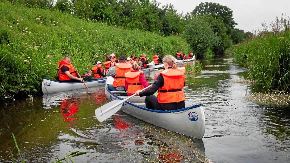 Konvojen af kanoer har lagt fra land og turen mod Morup Mølle er begyndt. Kanonerne glider med strømme, men pagajerne skal bruges - og så kan turen godt tage noget længere tid end forudset i planlægningen. Speciel med udsigt til en passage af Ove Sø på en lørdag hvor det lufter.