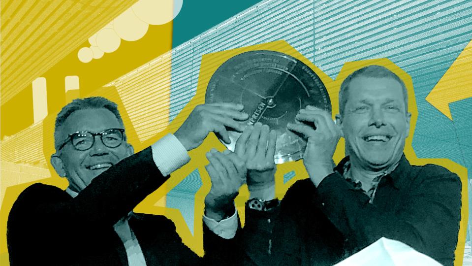 Ole Nielsen, direktør i Himmerland Boligforening, og Hans Henrik Henriksen, rådmand for By- og Landskabsforvaltningen, tog torsdag aften imod prisen på årets byplanmøde i Køge. Illustration: Christian Made Hagelskjær