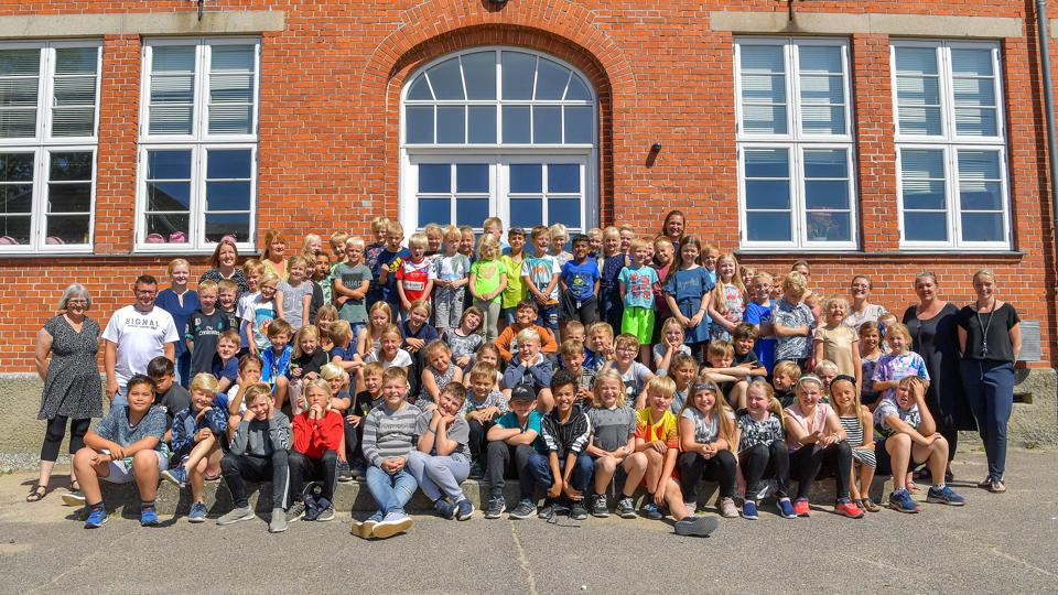 Børn og lærere på Skelund Skole samlet på allersidste skoledag. Byrådet har bestemt, at skolen skal lukke. Foto: Jesper Thomasen <i>Jesper Thomasen</i>