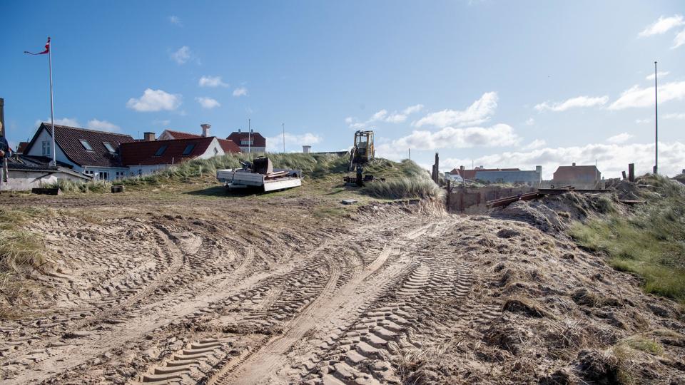 - For mig at se har man totalt maltrakteret området, lyder det fra en af naboerne til byggegrunden her. Der er blandt andet anlagt en ny vej over grunden, men det er helt efter reglerne, fastslår kommunen. Foto: Bente Poder