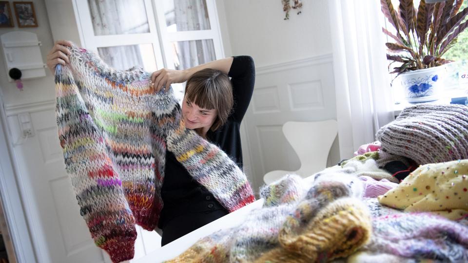 At strikke med rester er et ”oprør mod den perfekte krop, det perfekte hus, de perfekt klædte børn”, mener strikdesigner Lærke Bagger. Hendes trøjer sælges kun i de to eksklusive butikker, Leah Maria og Holly Golightly for op til 15.000 kroner. Foto: Mette Nielsen <i>Mette Nielsen</i>