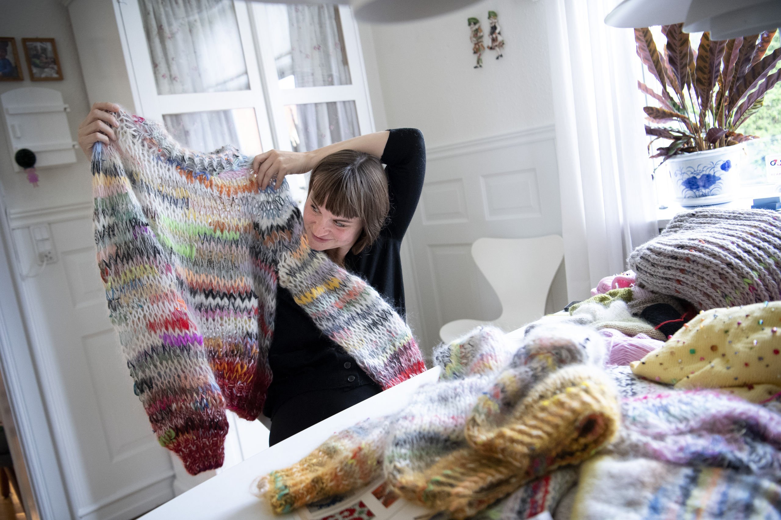 Nordjyske Lærke er strikdronning: Trøjer strikket af rester efterspørges af modens tophuse