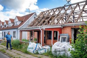 Efter kritik: Nu starter nedrivningen af faldefærdige huse igen