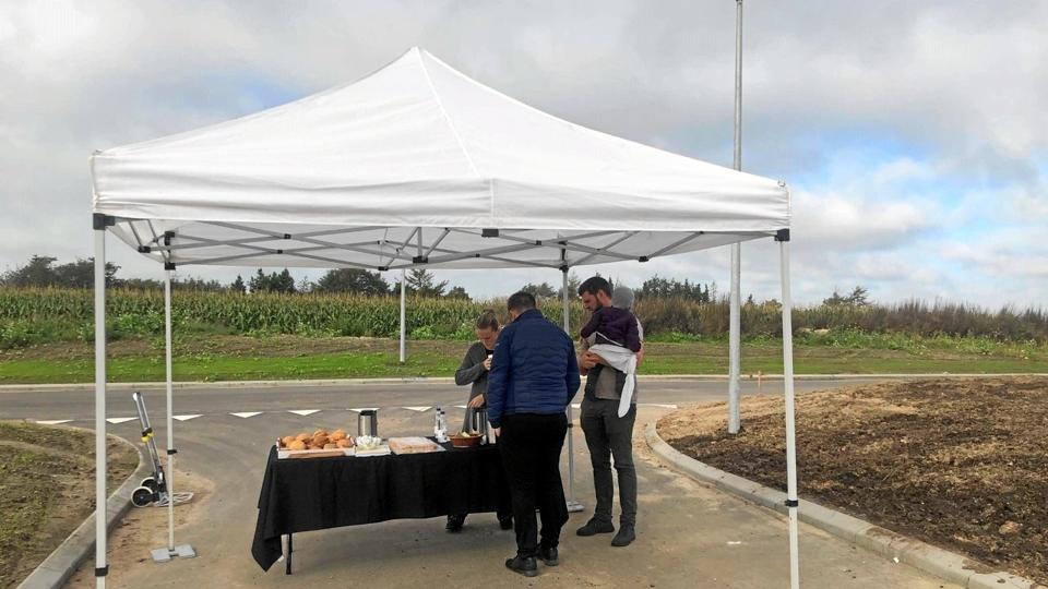 En kop kaffe og et rundstykke hjalp besøgende til at komme i nybyggerhumør. Her i Aars. Foto: Vesthimmerland Kommune