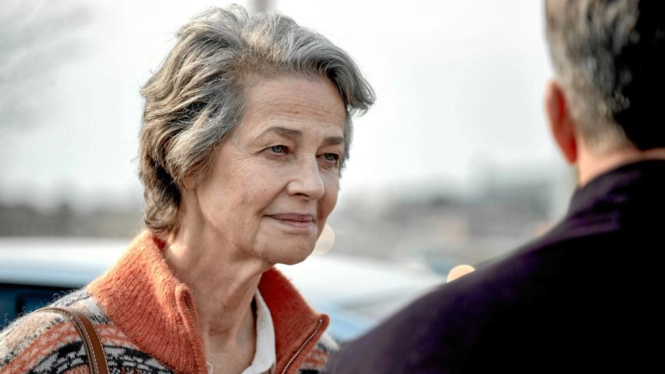 Den engelske skuespiller Charlotte Rampling spiller den franske detektiv Claire Bobain. Med hendes entre i serien bliver der både tilførte elegance, men også et ganske klart syn og fornemmelse for politiarbejde. Det er rart. Foto: Dusan Martincek/TV 2