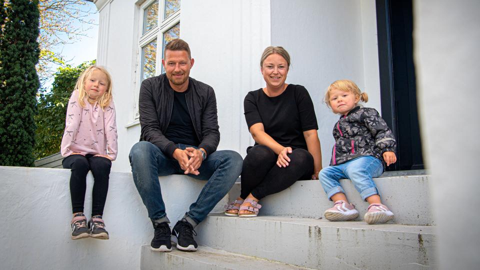 Jesper Lindholm og Pernille Carlsen med børnene Anna (t.v.) og Signe fandt drømmehuset i Asaa i 2015. Den gamle patriciervilla fra 1915 og Asaa opfylder alle krav til et godt og trygt familieliv, mener familien. Foto: Martin Damgård