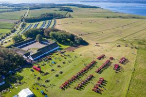 Se videoen og billederne: 135 traktorer i rekordforsøg