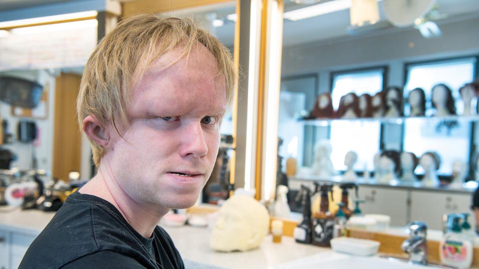 Med masken og tandprotese bliver Østen Borre Simonsen forvandlet. Foto: Bente Poder