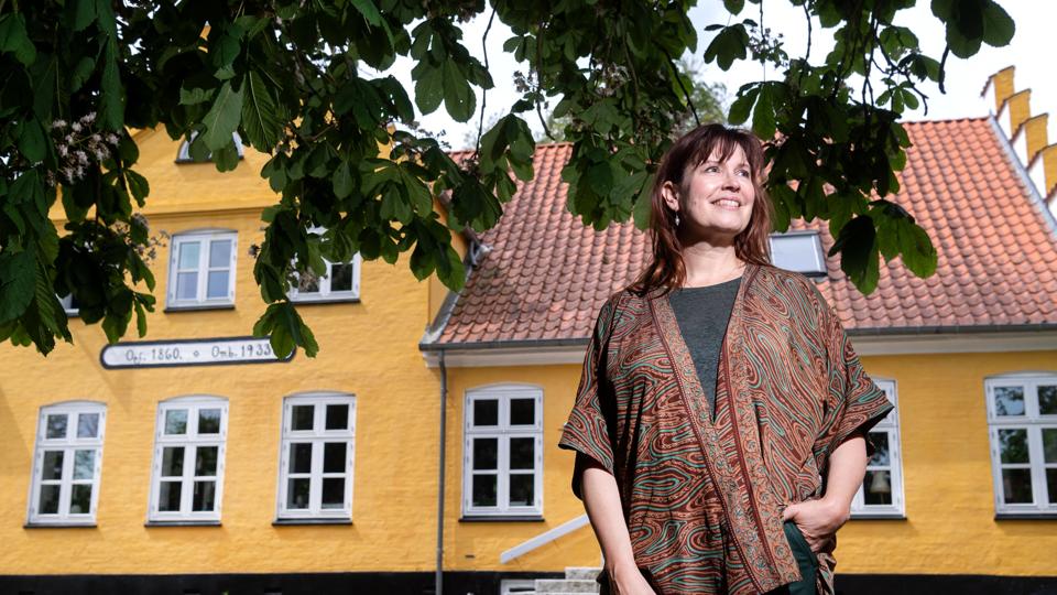 Anna Mejlhede føler sig allerede hjemme på præstegården i Skelund. Hun nyder det gamle kastanjetræ i gården og den store have. - Her er simpelthen så smukt. Og den gule farve er næsten Nyboder-farve, bemærker hun. Foto: Torben Hansen