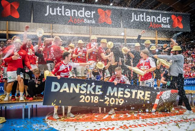 Champagnepropperne sprang, da Aalborg Håndbold blev danske mestre i søndags - i dag fortsætter festen på Gammeltorv. Foto: Martin Damgård