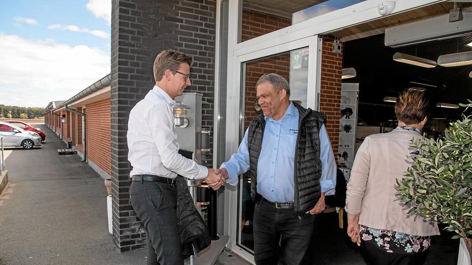 Møbelhandler Erling Christensen - til højre - havde for at par år siden besøg af skatteminister Karsten Lauritzen (V). Arkivfoto:  Niels Helver <i>Niels Helver</i>