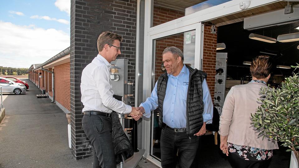 Møbelhandler Erling Christensen - til højre - havde for at par år siden besøg af skatteminister Karsten Lauritzen (V). Arkivfoto: Niels Helver <i>Niels Helver</i>