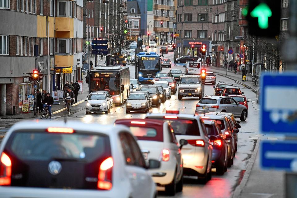 En række forslag til at nedbringe CO2-udledningen på transportområdet har vakt harme hos bilister og handlende, men borgmester er ikke med på flere af forslagene. <i>Arkivfoto: Henrik Bo</i>