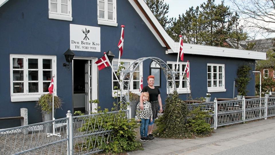 Den Bette Kro i Jerup har levet en kaotisk tilværelse de seneste år. Og nu er der udbrudt en bitter strid igen. Her ses forpagteren af kroen, Ditte Pedersen, som blev opsagt mandag morgen.