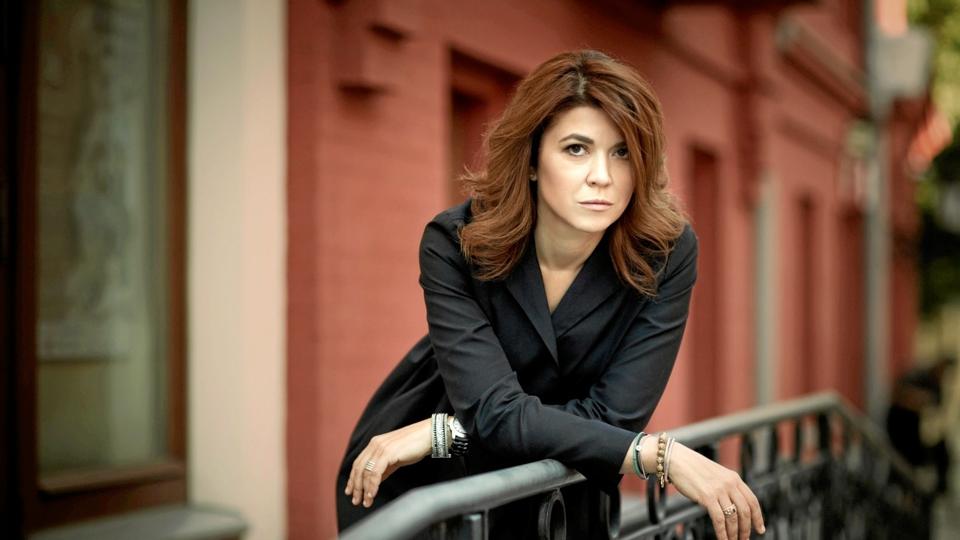 Den russiske pianist Katia Skanavi besad et enormt teknisk overskud, både i de brillante virtuose passager og de mere neddæmpede, lyriske passager, som hun formede med vidunderlig ro og frihed.
