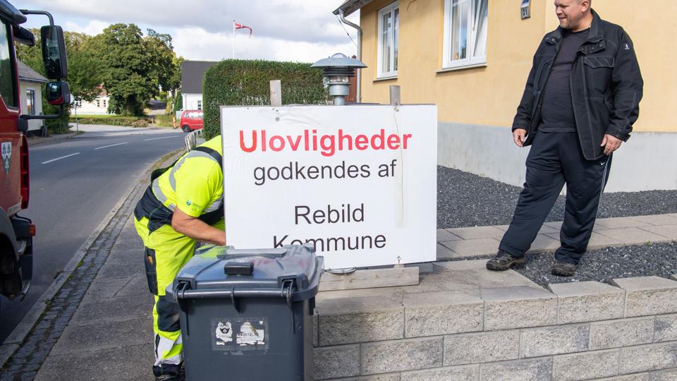 For et år siden var der omkring 30 protestskilte i byen. Nu er Palle Jensens muligvis det sidste, der er tilbage. Foto: Kim Dahl Hansen