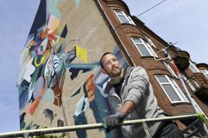 Oliver skaber 20 meter højt vægmaleri i midten af Aalborg: - Det er som Mount Everest for mig