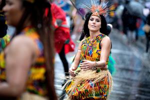 En våd fornøjelse: Se billederne fra karnevallets internationale parade