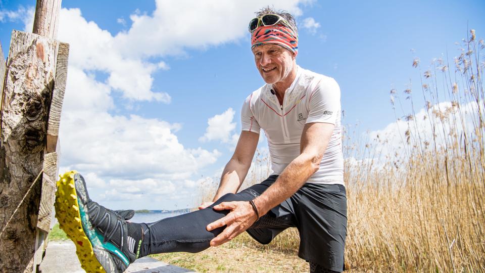 Tommy Jacobsen bor i det lille fiskerleje Stinesminde ved Mariager Fjord. Det er her - i skoven og langs fjorden - han løber de fleste af sine ture. Det bliver til mellem 60 og 80 kilometer om ugen. Foto: Teis Markfoged