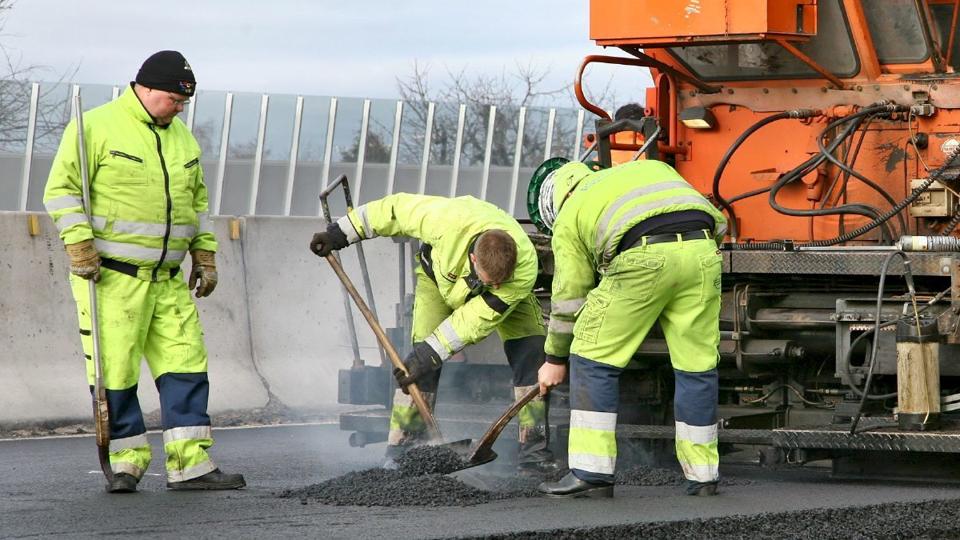 De steder, hvor man ikke kan skaffe nye brosten bliver erstattet med asfalt i bymidten i Farsø. Arkivfoto