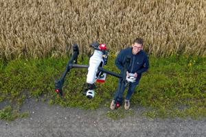 Dronepilot i marken: Kim høster viden om afgrødernes tilstand
