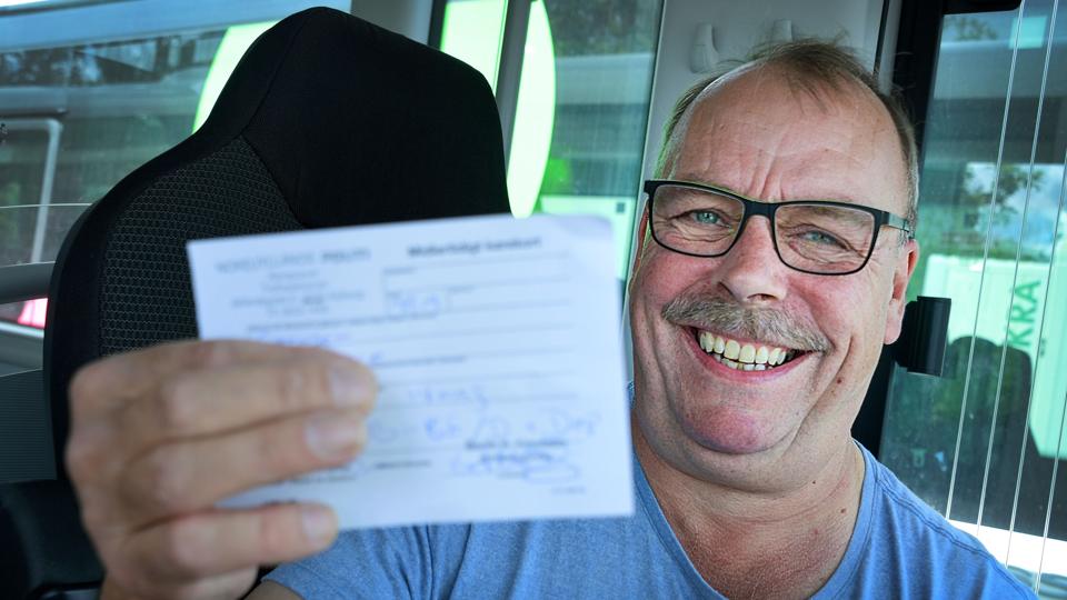 Det var en glad Slagter Ole, der mandag fik overrakt sit buskørekort. Foto: Torben Hansen